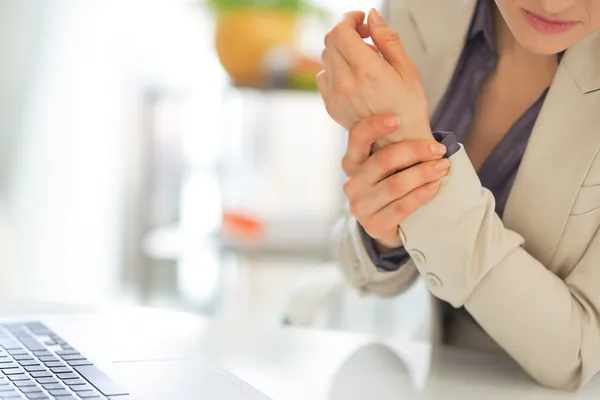 Geschäftsfrau mit Schmerzen am Handgelenk — Stockfoto