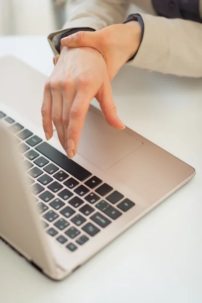 Business woman with wrist pain — Stock Photo, Image