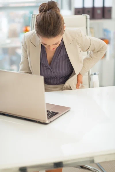 Mujer de negocios con dolor de espalda — Foto de Stock