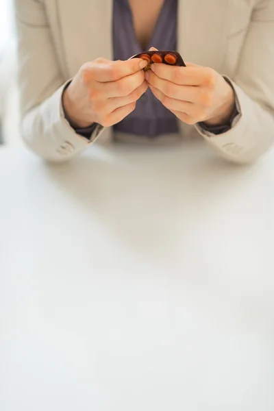 Mujer de negocios tomando píldora —  Fotos de Stock