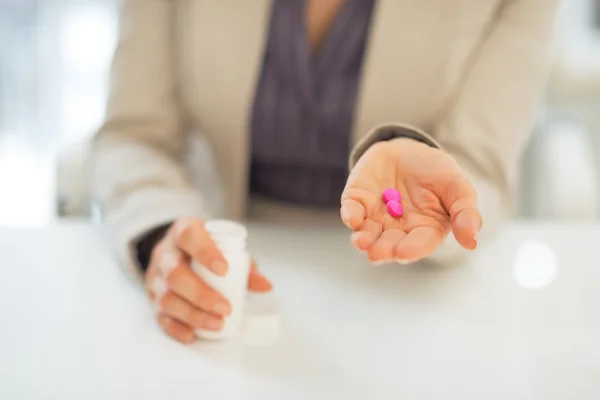 Iş kadını gösteren ilaçlar — Stok fotoğraf
