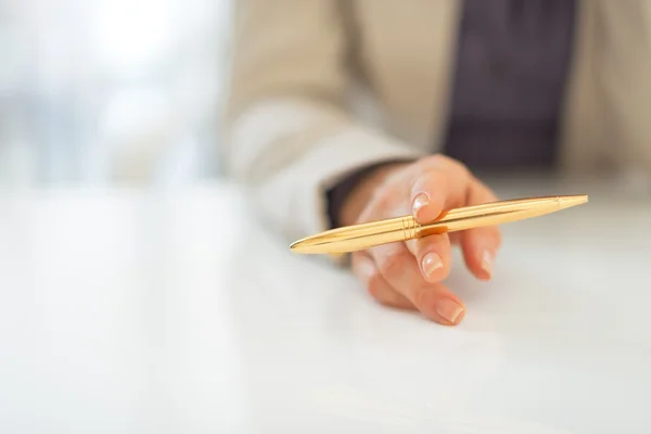 Mujer de negocios sosteniendo pluma — Foto de Stock