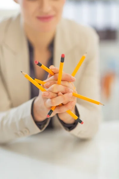 Donna d'affari in possesso di matite — Foto Stock