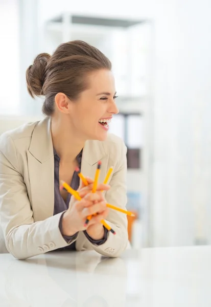 Mujer de negocios sosteniendo lápices — Foto de Stock