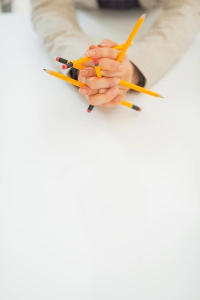 Business woman holding pennor — Stockfoto