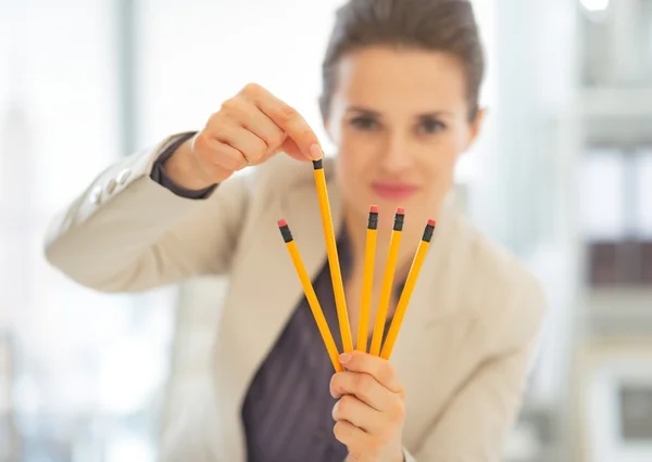 Affärskvinna att välja från pennor — Stockfoto
