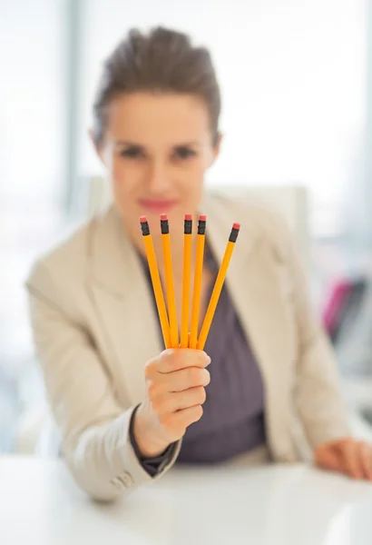 Mujer de negocios mostrando lápices —  Fotos de Stock