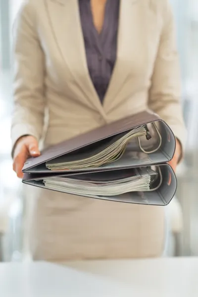 Mujer de negocios sosteniendo carpetas — Foto de Stock