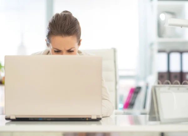 Zakelijke vrouw werkt op laptop — Stockfoto