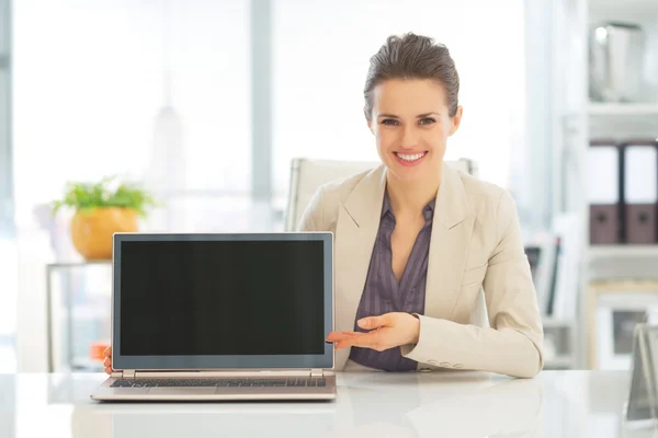 Business woman showing laptop — Stock Photo, Image