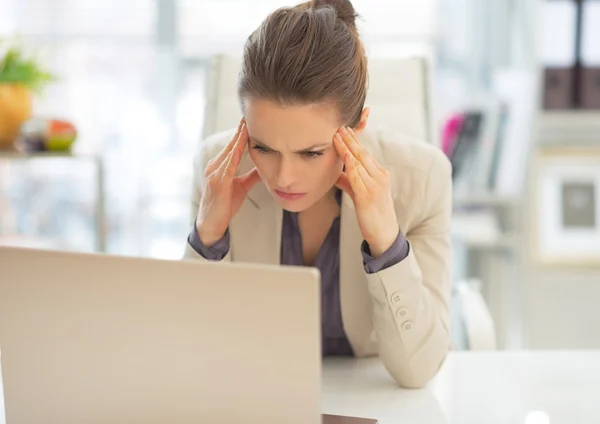 Stressed businesswoman with laptop — Stock Photo, Image