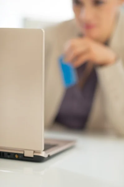 Pengusaha wanita menggunakan laptop — Stok Foto
