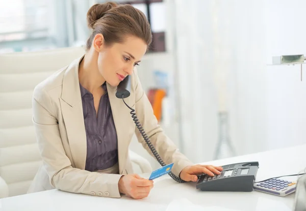 Businesswoman with credit card — Stock Photo, Image