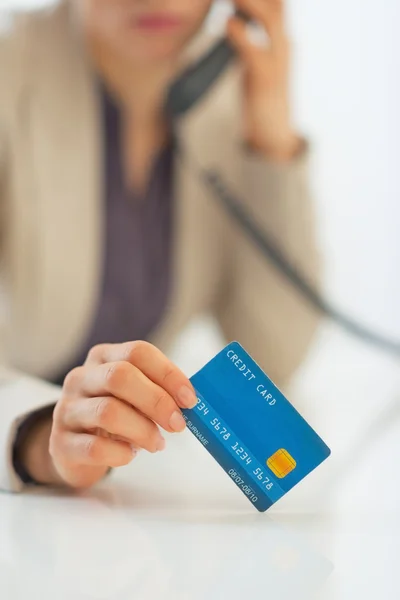 Üzletasszony hitelkártyával — Stock Fotó