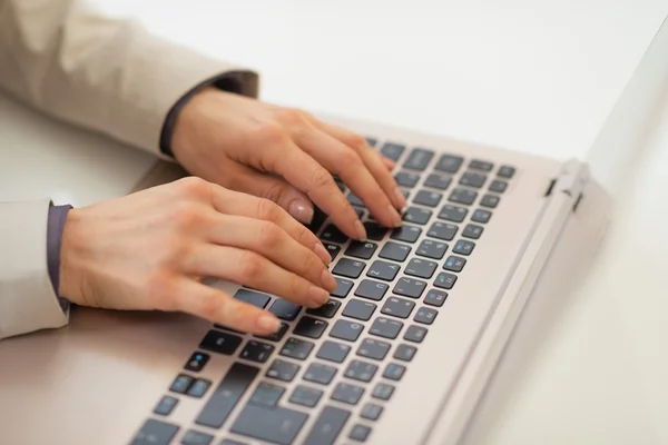 Geschäftsfrau arbeitet am Laptop — Stockfoto