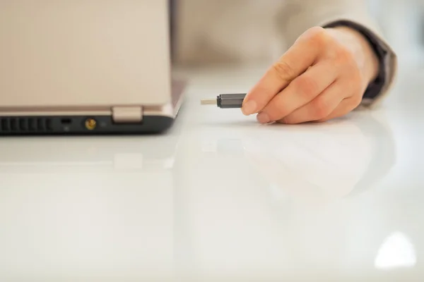 Businesswoman putting usb flash — Stock Photo, Image