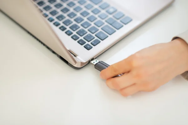 Бизнесмен положить USB Flash — стоковое фото