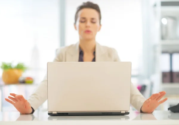 Wanita pengusaha laptop dan santai — Stok Foto