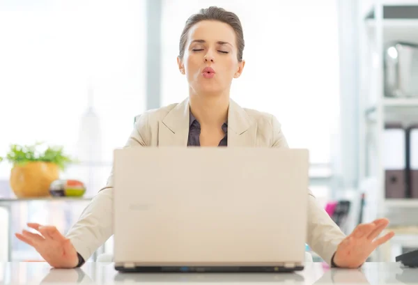Бізнес-леді з ноутбуком розслабляючий — стокове фото