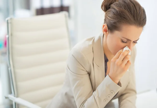 Mauvaise femme d'affaires au travail — Photo