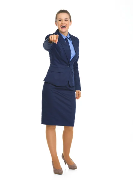 Affärskvinna pekar i kameran — Stockfoto