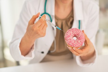 Doktor kadın enjeksiyon yapma