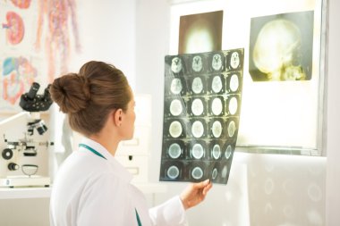Doktor tomografi üzerinde seyir