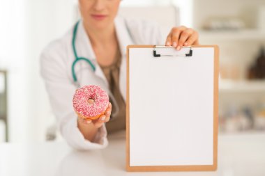 Doktor kadın gösteren boş Pano