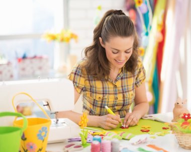 Paskalya dekorasyon yaparken mutlu bir kadın