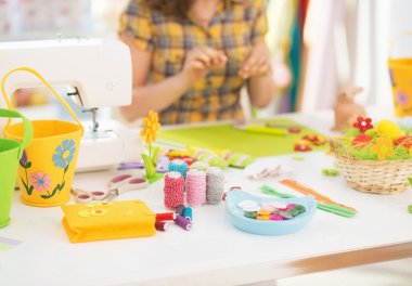 Konu ve masa üzerindeki düğmeler