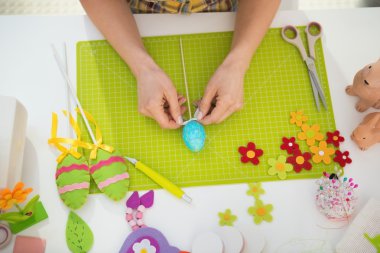 Paskalya dekorasyon yapıyor kadın