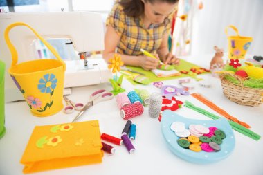 Konu ve düğmeleri ve kadın