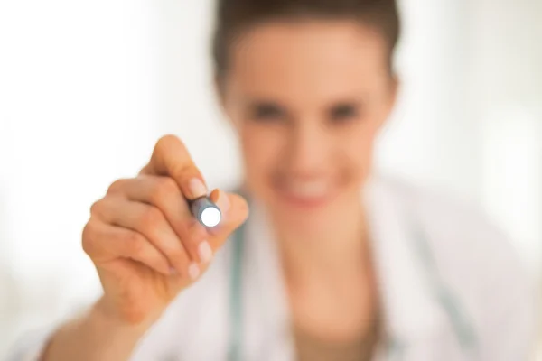 Médico examinando el uso de linterna — Foto de Stock