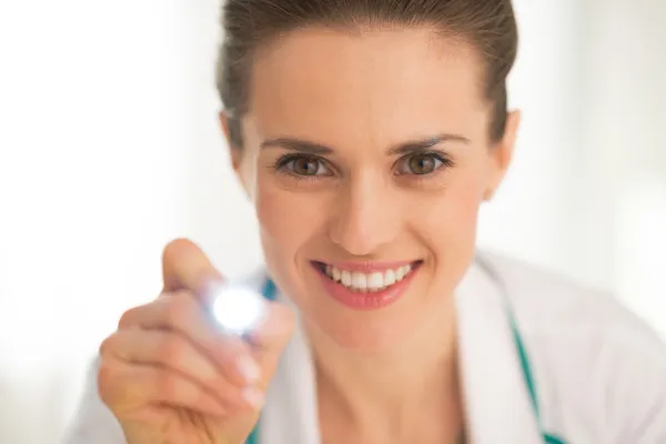 Arzt untersucht mit Taschenlampe — Stockfoto