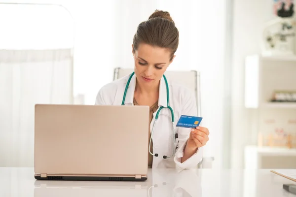 Medico con carta di credito — Foto Stock