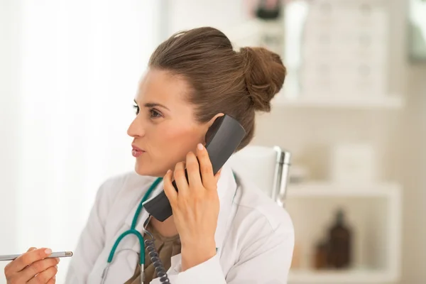 Médico falando telefone — Fotografia de Stock