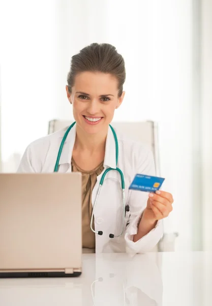 Médecin avec carte de crédit — Photo