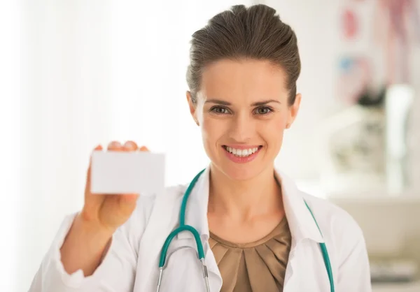 Médico mostrando cartão de visita — Fotografia de Stock