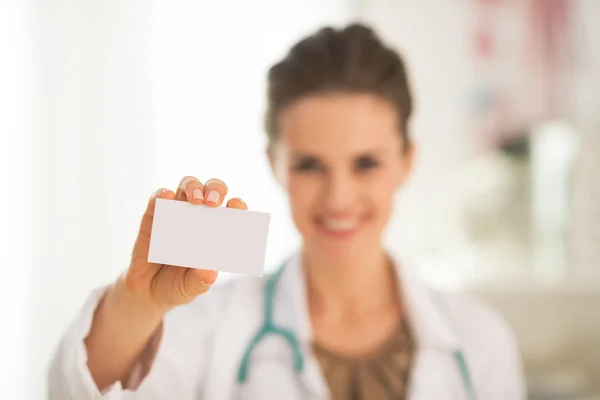 Médico mujer mostrando tarjeta de visita — Foto de Stock