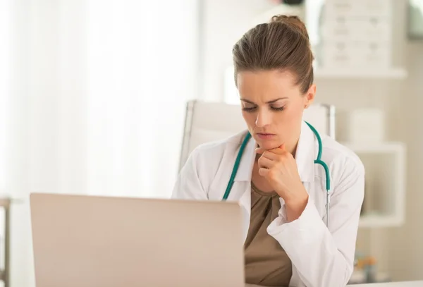 Medical doctor with laptop — Stock Photo, Image