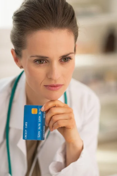 Medico con carta di credito — Foto Stock