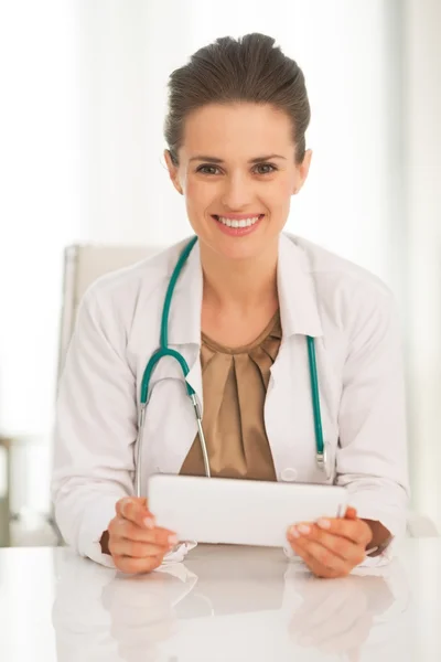 Mujer doctora usando tableta pc — Foto de Stock