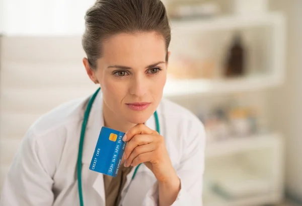 Doktor žena s kreditní kartou — Stock fotografie