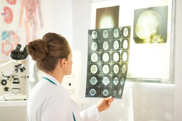 Doctor looking on tomography — Stock Photo, Image