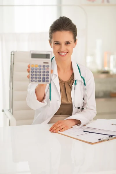 Doctora mujer mostrando calculadora —  Fotos de Stock