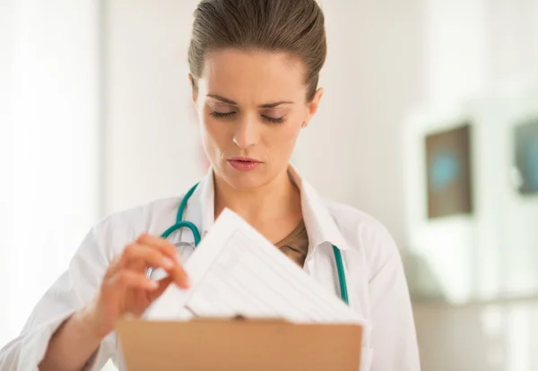 Medical doctor woman with clipboard — Stock Photo, Image