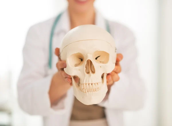 Medico che mostra cranio umano — Foto Stock