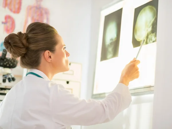 Medical doctor woman fluorography. — Stock Photo, Image