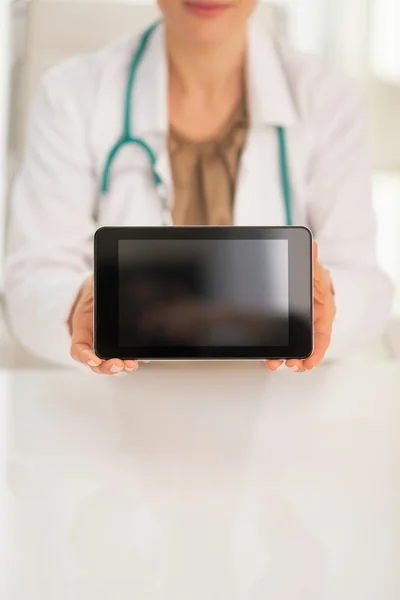 Doctor mostrando la pantalla en blanco de la tableta PC —  Fotos de Stock