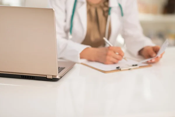 Médico mulher trabalhando no escritório — Fotografia de Stock